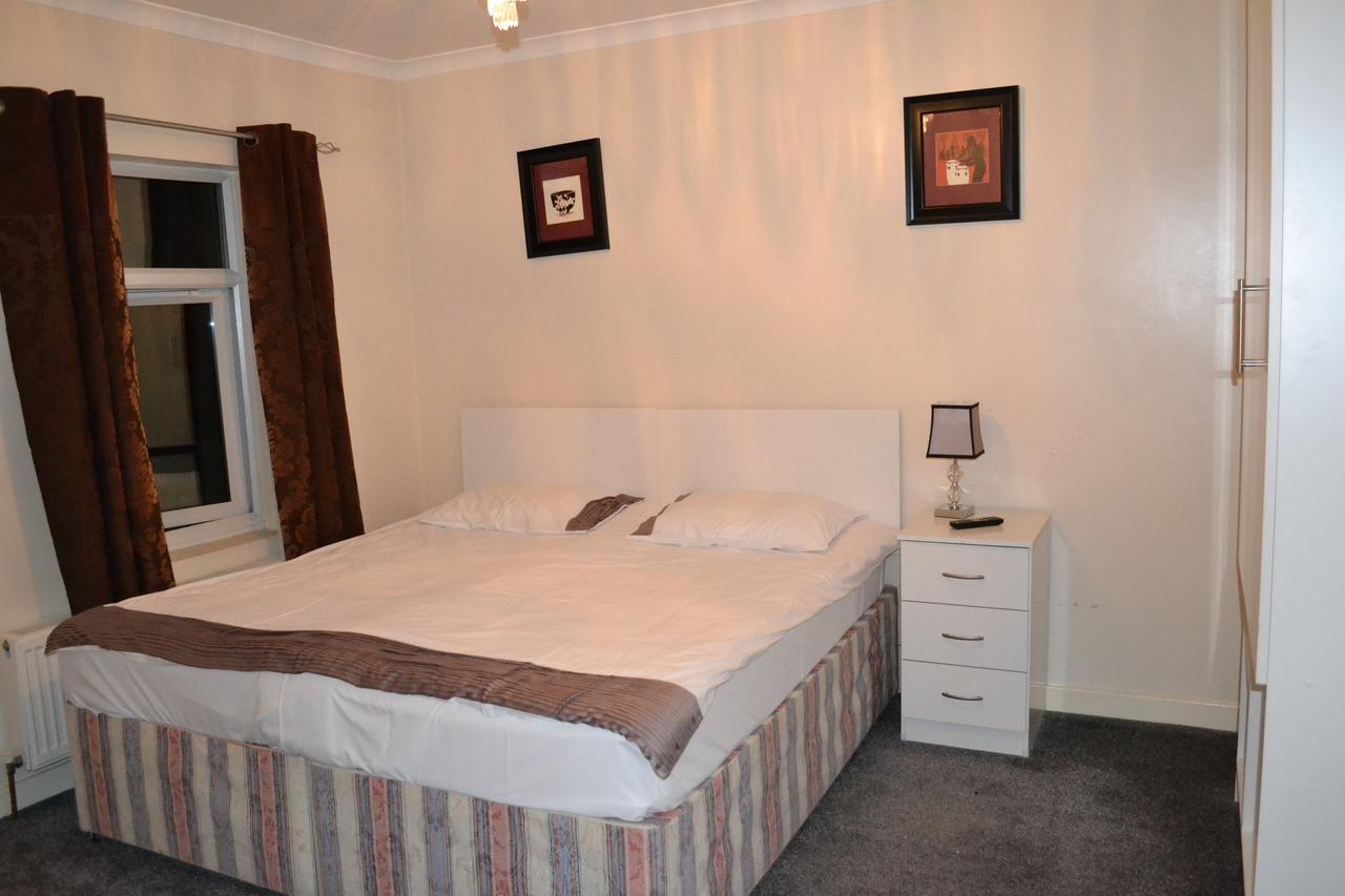 Annie's Guest House Farnborough  Extérieur photo