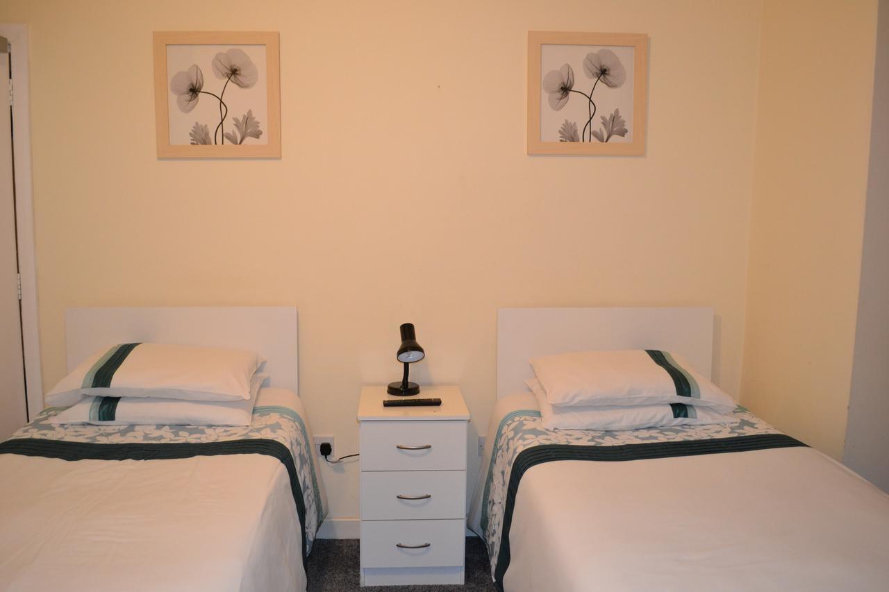 Annie's Guest House Farnborough  Extérieur photo