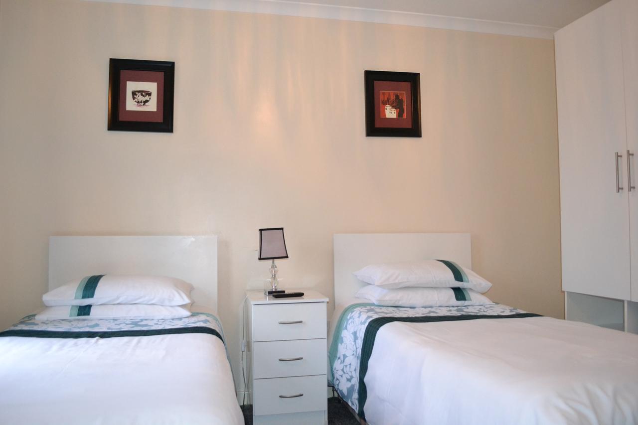 Annie's Guest House Farnborough  Extérieur photo